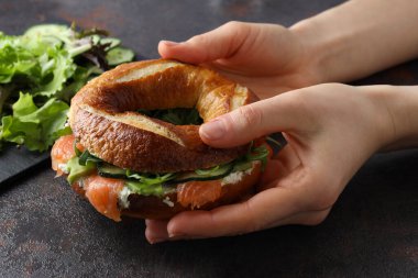 Simitli sandviç, kahvaltıda ve öğle yemeğinde lezzetli yemek kavramı.