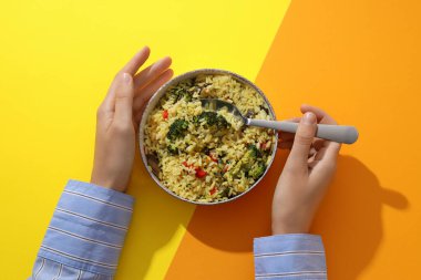 Sarı arka planda pilavlı bir tart..