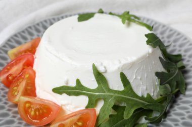 Taze domates ve otlarla dolu bir kasede riotta.