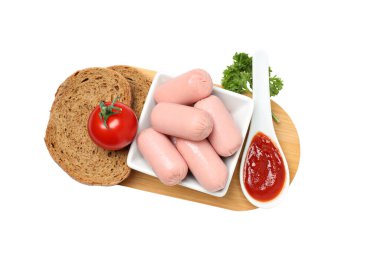 Beyaz arka planda izole edilmiş ekmek ve domatesli bir kasede küçük sosisler.
