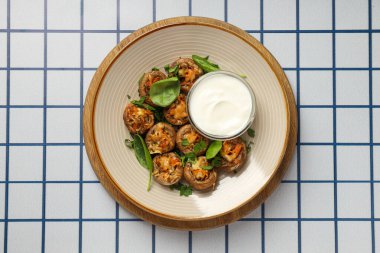 Doldurulmuş mantarlar ve sosla kaplanmış açık arkaplan, üst manzara.