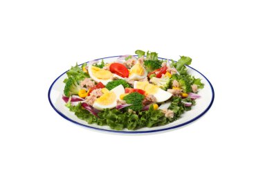 Seramik tabakta ton balıklı PNG salatası, beyaz arka planda izole edilmiş..