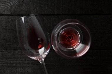 İki kadeh kırmızı şarap, koyu arkaplanda..