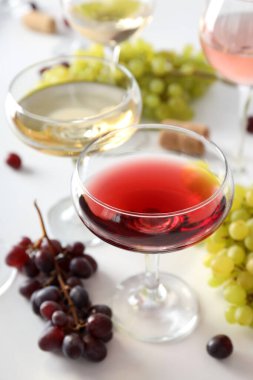 Hafif arka planda üzümlü bardakta şarap.