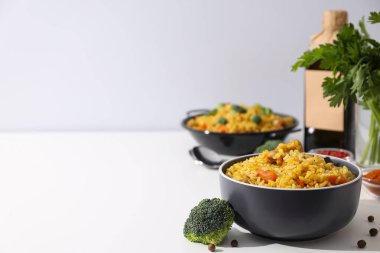 Kâselerde, baharatlarda, sebzelerde ve şişelerde beyaz arka planda, metin için boşluk