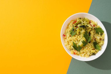 Sarı ve yeşil arka planda sebzeli Pilaf, metin için boşluk