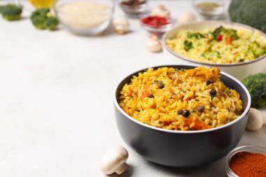 Pilaf, pilav, kâselerde baharatlar ve hafif arka planda sebzeler, metin için yer