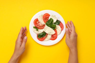 Salata Caprese, lezzetli ve lezzetli yemek kavramı.