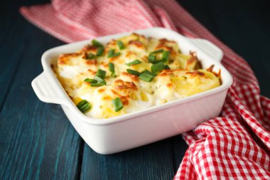 Lezzetli ve lezzetli ev yemeği kavramı. Patates güveci.