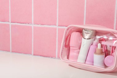 Pembe kozmetik torbalarda tüy dökücü aksesuarlar.