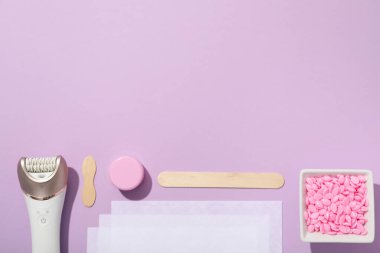 Güzel bir arka planda tüy dökücü aksesuarlar