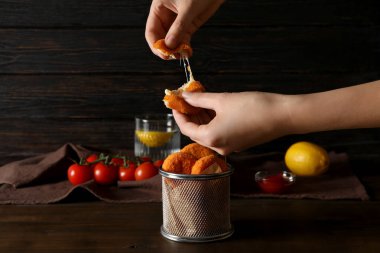 Koyu arkaplanda kızarmış mozzarella.