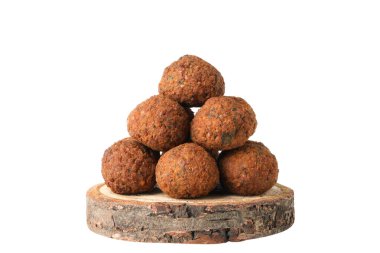 Tahtadaki PNG falafel beyaz arka planda izole edilmiş..