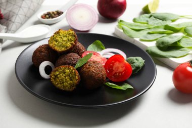 Falafel tabakta, arka planda..