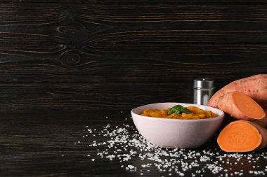 Kasede patates püresi, ahşap arka planda tatlı patates ve tuz, metin için yer var.