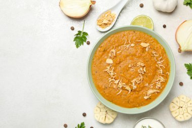 Tatlı patates püresi kasede ve baharatlar arka planda, yazı için boşluk