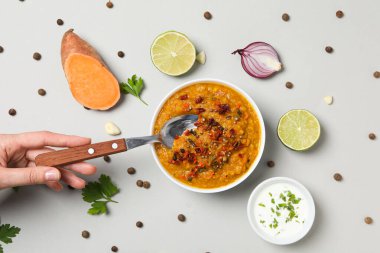 Kasede patates püresi, malzemeler ve beyaz arka planda kaşık, üst manzara.