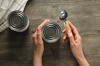 Hafif arkaplanda bir kutu açma işlemi.