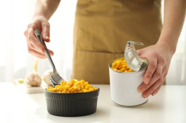 Hafif bir arka planda konserve yiyeceklerle yemek pişirmek.