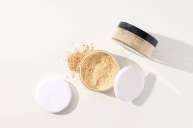 Yüz pudrası, açık arkaplanda açık renk gölge..