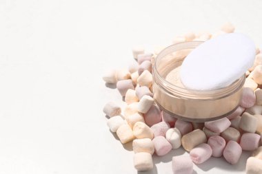 Açık arkaplanda lokumlu yüz pudrası.