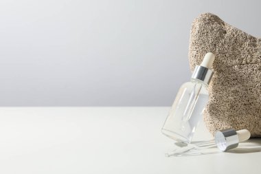 Bir taşla şeffaf bir şişede kozmetik yağ