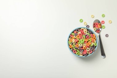 Renkli mısır gevreği, lezzetli kahvaltı konsepti, sabah yemeği, mesaj için yer.