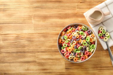 Renkli mısır gevreği, lezzetli kahvaltı konsepti, sabah yemeği, mesaj için yer.