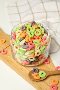 Renkli mısır gevreği, lezzetli kahvaltı konsepti, sabah yemeği.