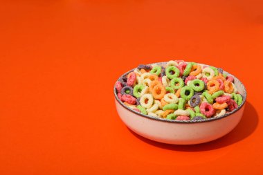 Renkli mısır gevreği, lezzetli kahvaltı konsepti, sabah yemeği, mesaj için yer.