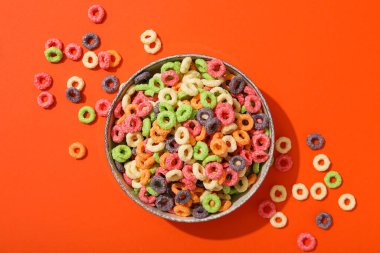 Renkli mısır gevreği, lezzetli kahvaltı konsepti, sabah yemeği.