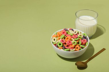 Renkli mısır gevreği, lezzetli kahvaltı konsepti, sabah yemeği, mesaj için yer.