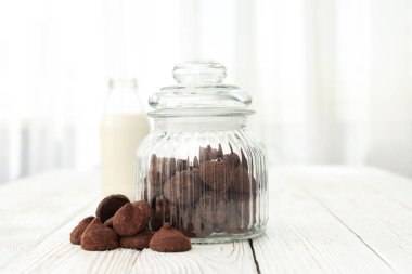 Çikolatalı trüf, lezzetli tatlı yemek konsepti.