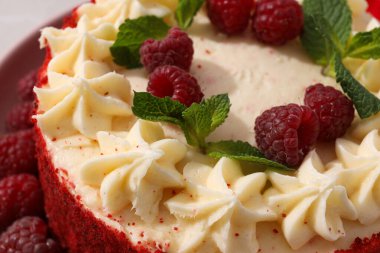 Kırmızı kadife kek, arka planda böğürtlen, kapat