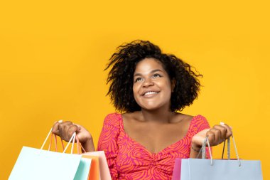 Elinde alışveriş torbalarıyla genç bir kız.