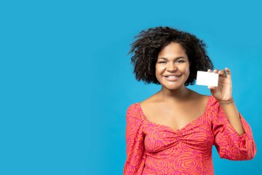 Güzel elbiseli genç bir kız.