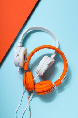 Hafif arka planda bir çift kulaklık..