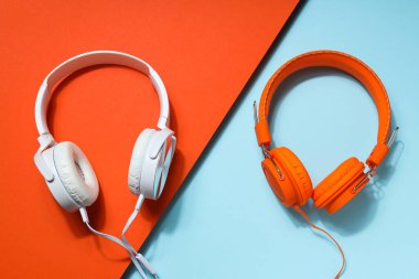 Hafif arka planda bir çift kulaklık..