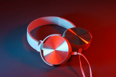 Beyaz, kulaklıklı, siyah arka planda dinleme cihazı olan..