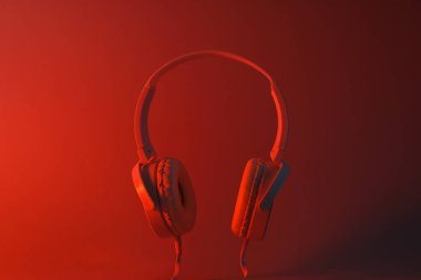 Beyaz, kulaklıklı, siyah arka planda dinleme cihazı olan..