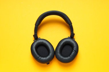 Kulaklıklar, siyah kulaklıklar, koyu bir arka plan..