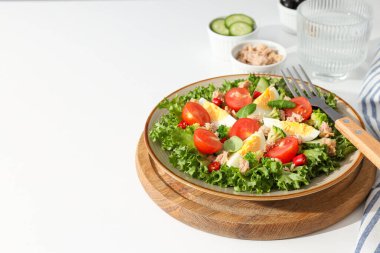 Tahtada ton balıklı salata hazır olsun..