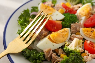 Ton balıklı salata, yakın plan, yan manzara..