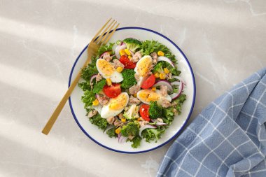 Masada ton balıklı salata..