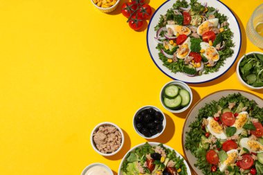 Sarı arka planda ton balıklı salata..