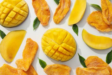 Kurutulmuş mango cipsi ve taze kesilmiş mango.