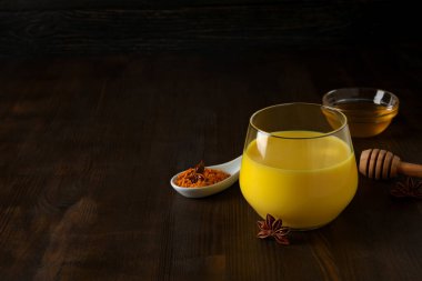 Ay sütü, zerdeçal içeren süt, farklı içecek kavramı.