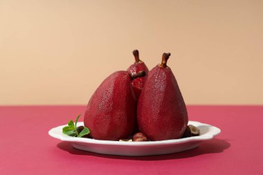 Lezzetli ve lezzetli yemek konsepti. Şarap armudu.