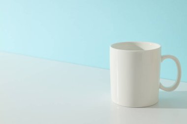 Hafif arka planda beyaz klasik kupa