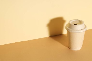 Hafif arka planı olan bir kağıt bardak.